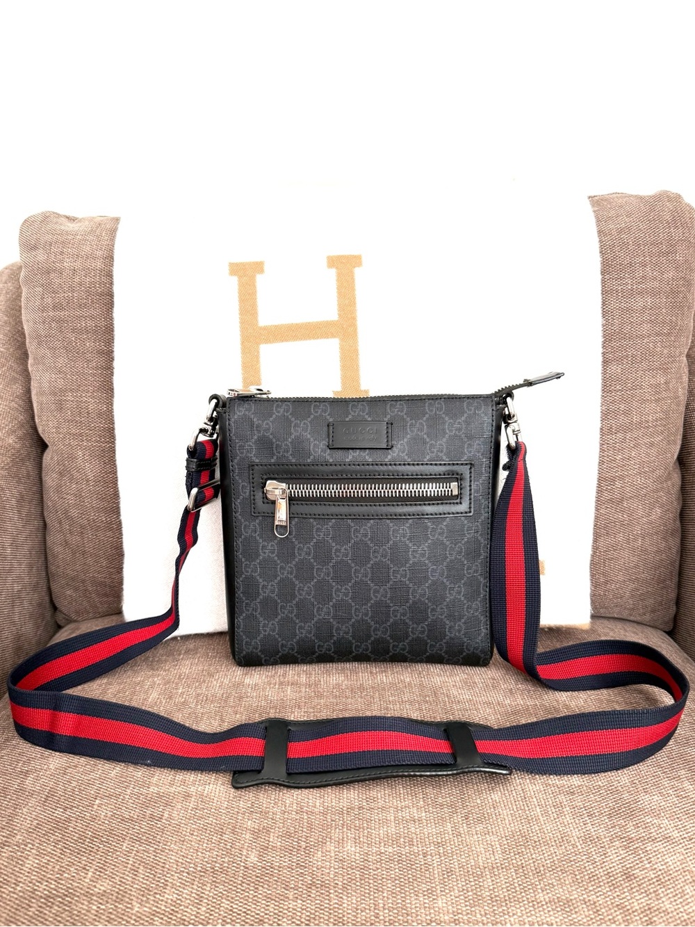 Authentic Gucci unisex messanger bag black supreme canvas small